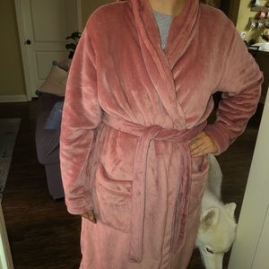 Very comfy pink plush robe!
